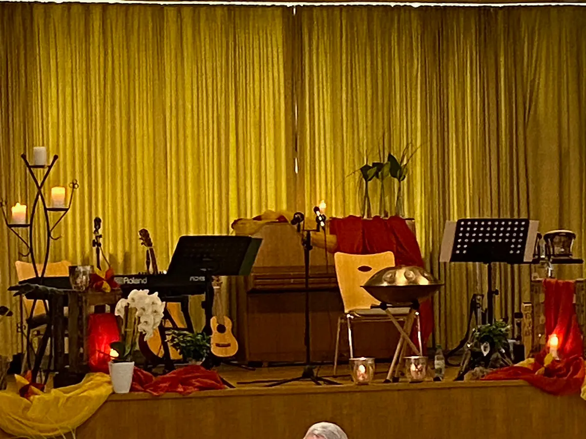 kampmann-img-home-momentedermusik-buehne_1200px_Export